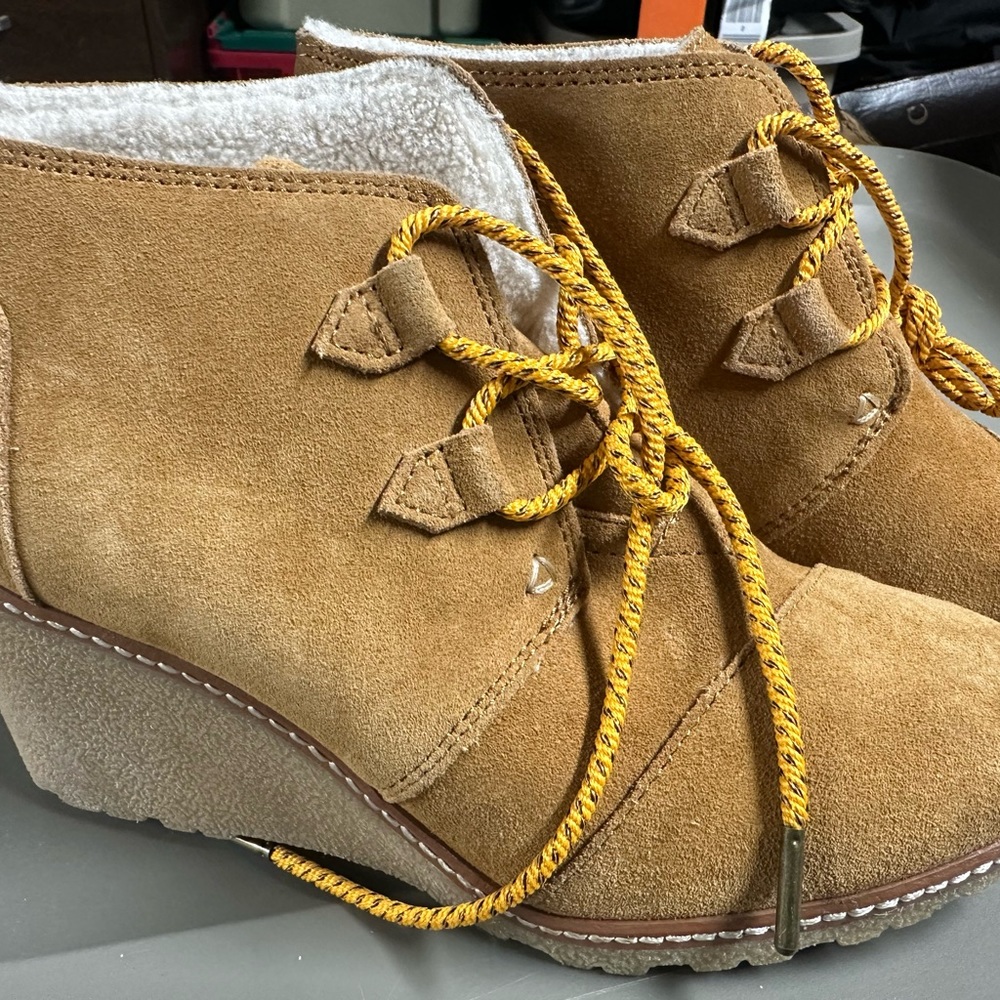 Women’s brand new Toms lined booties
